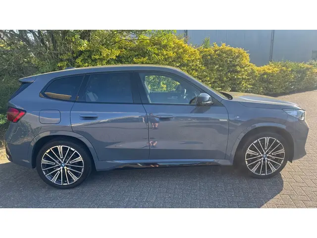 BMW iX1 XDrive30 Launch Edition 67 kWh 2022 Elektrisch 3