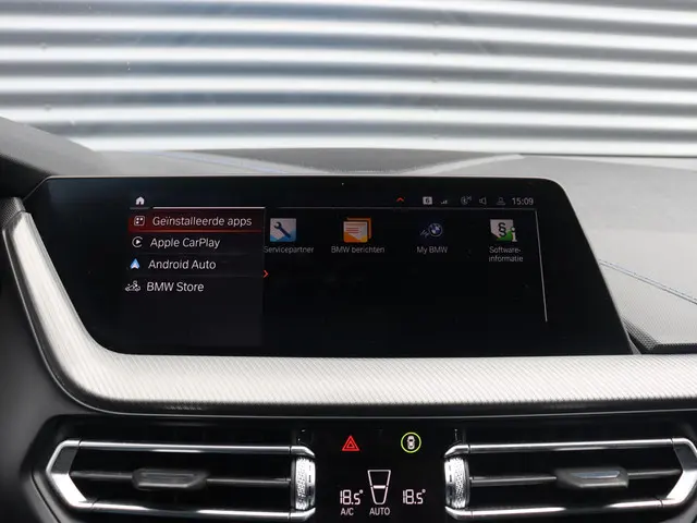 BMW 1 Serie 5-deurs M135i xDrive 2019 Benzine 26