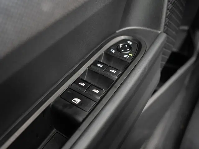 MINI 5-Deurs Cooper C 2025 Benzine 23