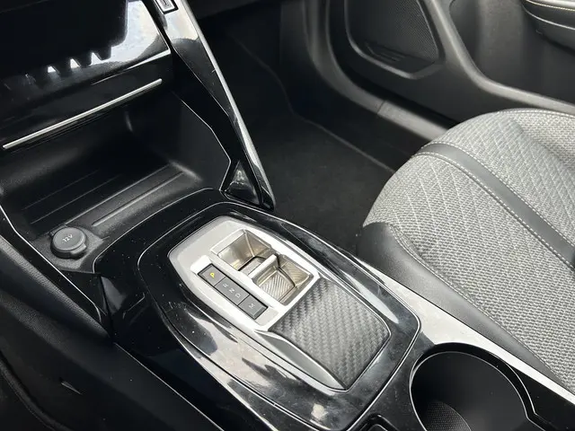 Peugeot 2008 1.2 Hybrid 145 Allure 2025 Hybride Benzine 24