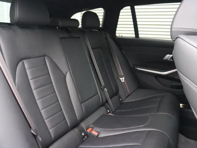 BMW 3 Serie Touring 320i 2021 Benzine 10