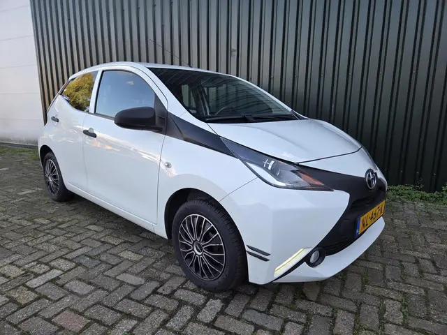 Toyota Aygo 1.0 VVT-i X-Play NAVI 2017 Benzine 8