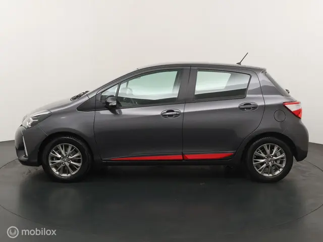 Toyota Yaris 1.5 VVT-i Design Red 2017 Benzine 2