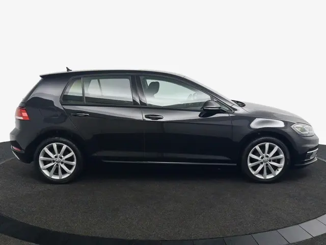 Volkswagen Golf 1.0 TSI Highline zwart 2017 Benzine