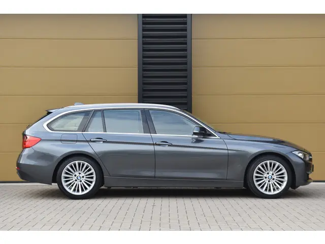 BMW 3 Serie Touring 320i High Executive 2013 Benzine 6