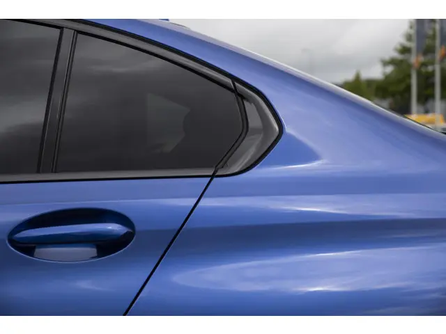 BMW 3 Serie 320i High Executive 2020 Benzine 37