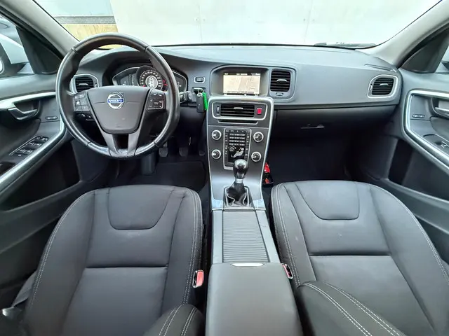 Volvo V60 1.6 D2 Kinetic | 2014 | Lage km stand | 2014 Diesel 18