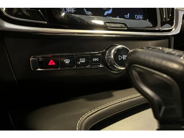 Volvo V90 T4 190pk R-Design 2018 Benzine 23
