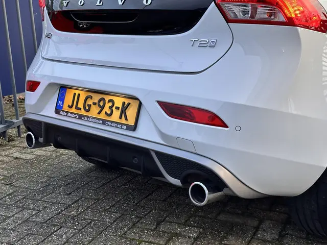 Volvo V40 2.0 T2 R-Design 2016 Benzine 29