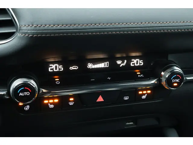 Mazda 3 2.0 e-SkyActiv-X M Hybrid 180 Luxury 2021 Benzine 22