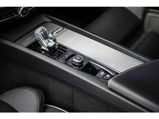 Volvo V60 2.0 B4 Plus Dark 2023 Benzine 31