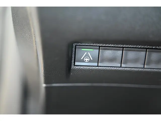 Peugeot 2008 1.2 Hybrid 136 GT 2024 Hybride Benzine 26