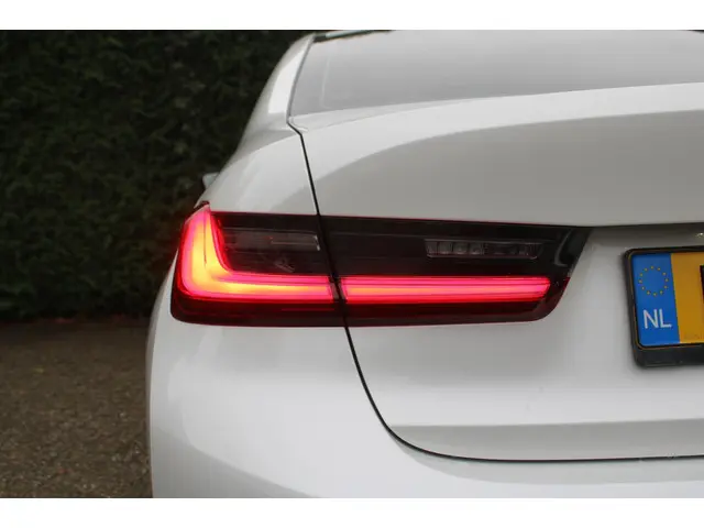 BMW 3 Serie 320i Executive Edition 2020 Benzine 11