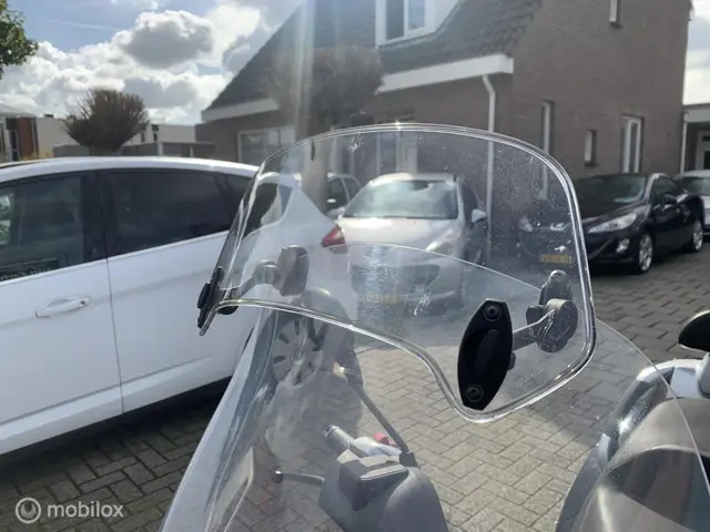 Piaggio MP3 400 LT 24.dkm AUTORIJBEWIJS B 2014 Benzine 10