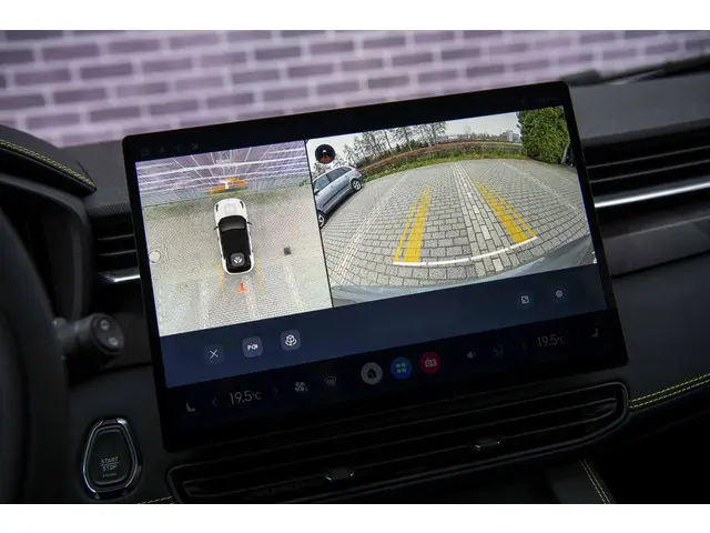 Lynk & Co 01 1.5 Plug-in Hybrid More 2025 Hybride Benzine 24