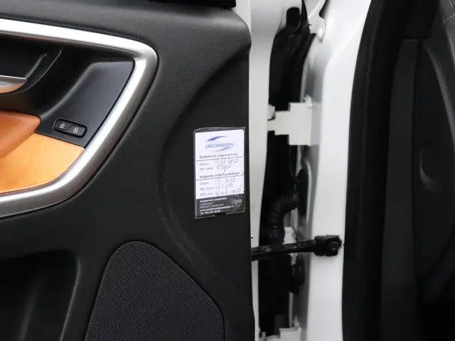 Volvo XC60 2.0 T5 R-Design 2017 Benzine 26