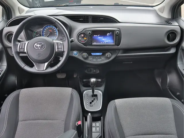 Toyota Yaris 1.5 Hybrid Comfort 2015 Hybride Benzine 18