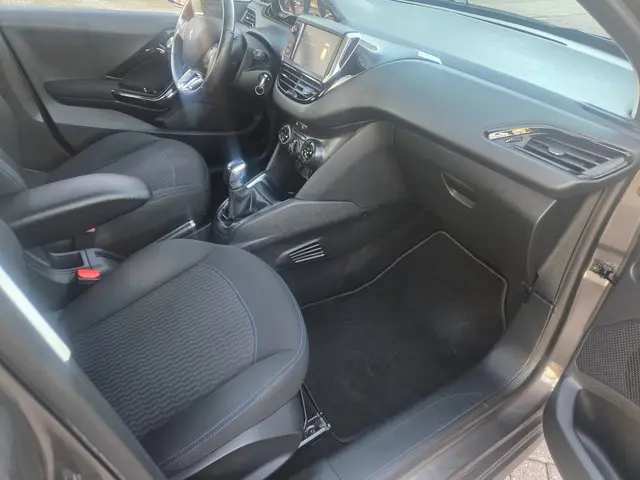 Peugeot 208 1.2 PureTech Signature Navi 2019 Benzine 17