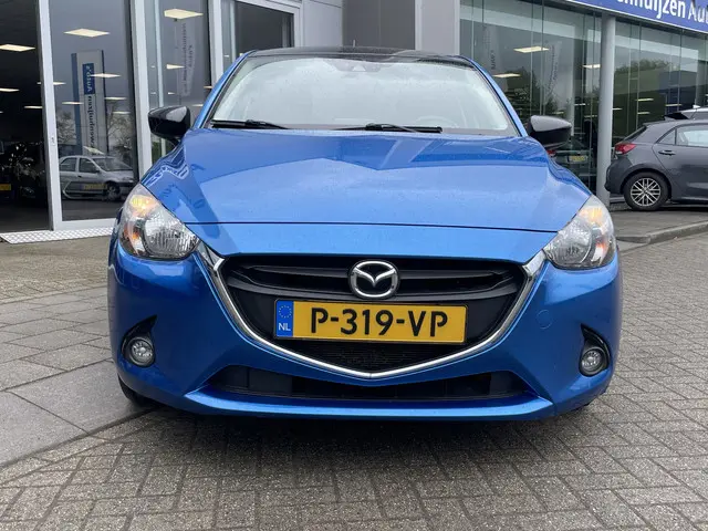 Mazda 2 3
