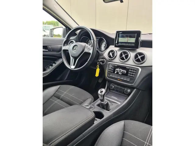 Mercedes-Benz GLA 180 Prestige 2015 Benzine 25