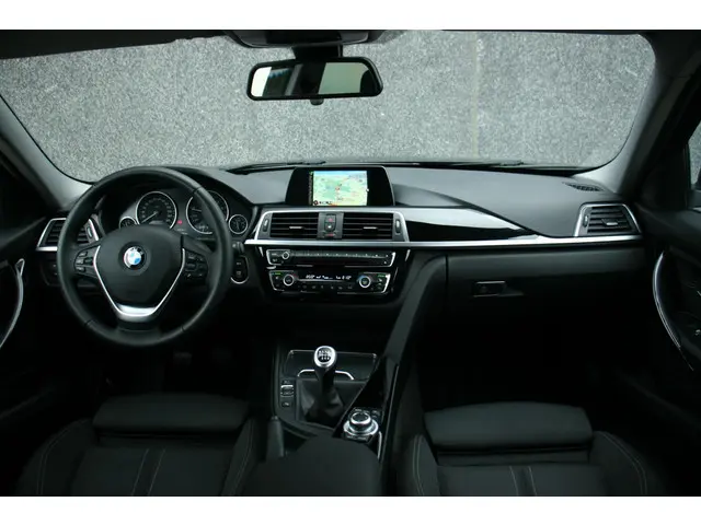 BMW 3 Serie 318i Centennial Executive 2016 Benzine 13