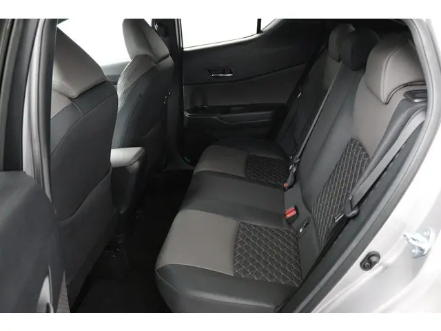 Toyota C-HR 2.0 Hybrid Executive 2021 Hybride Benzine 18