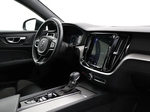 Volvo V60 2.0 T4 190 PK R-DESIGN + PANORAMADAK 2020 Benzine 4