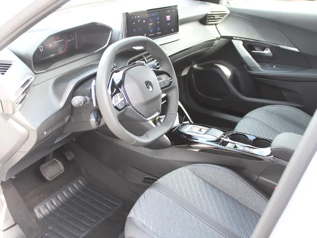 Peugeot 2008 1.2 Hybrid 145 Allure 2025 Hybride Benzine 17
