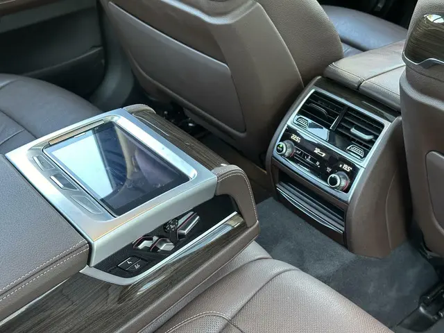 BMW 7 Serie 750i xDrive High Executive 2016 Benzine 44