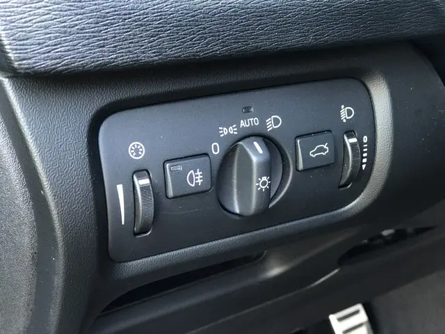 Volvo V40 1.6 T3 R-Design 2013 Benzine 14