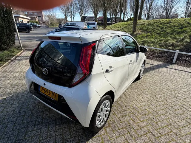 Toyota Aygo 1.0 VVT-i x-play camera - carplay 2020 Benzine 6