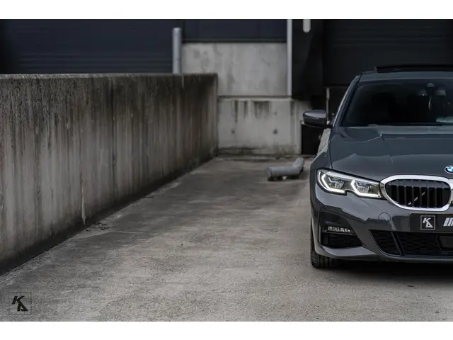BMW 3 Serie 320i High Executive Edition 2020 Benzine 65