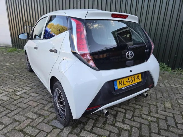 Toyota Aygo 1.0 VVT-i X-Play NAVI 2017 Benzine 4