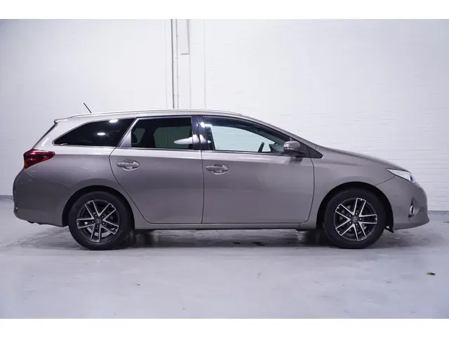 Toyota Auris 1.6 First Edition 2015 Benzine 6