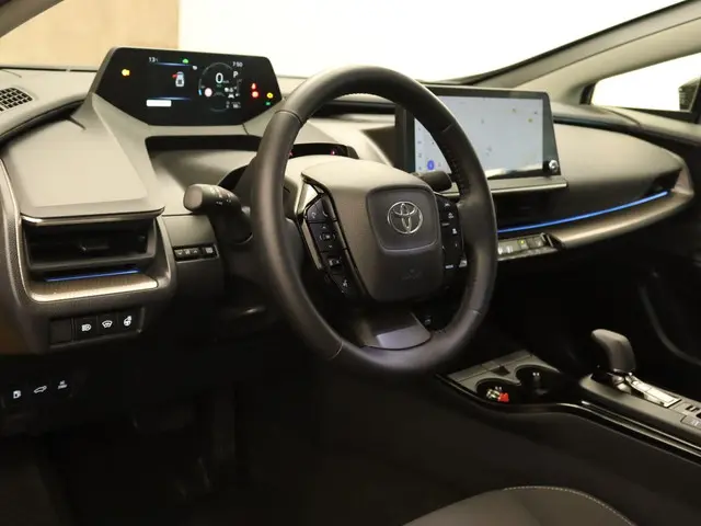 Toyota Prius 2.0 Plug-in Executive 2024 Hybride Benzine 24