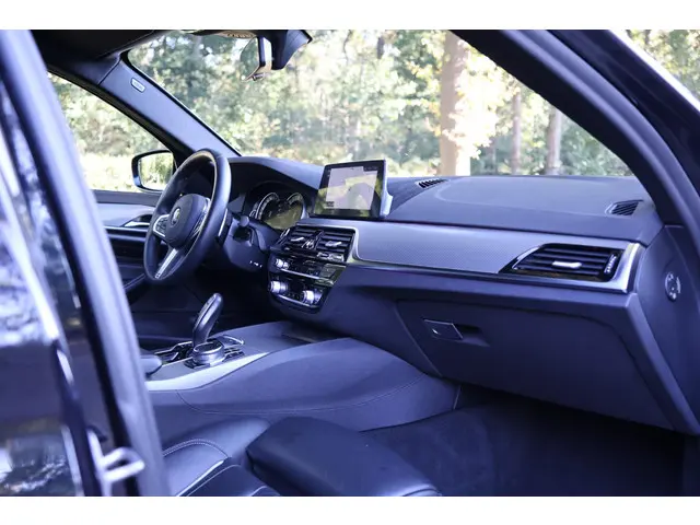 BMW 5 Serie M550i xDrive Executive 2018 Benzine 15