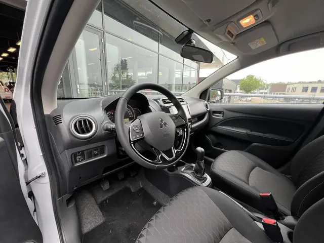 Mitsubishi Space Star 1.2 Dynamic 2024 Benzine 9