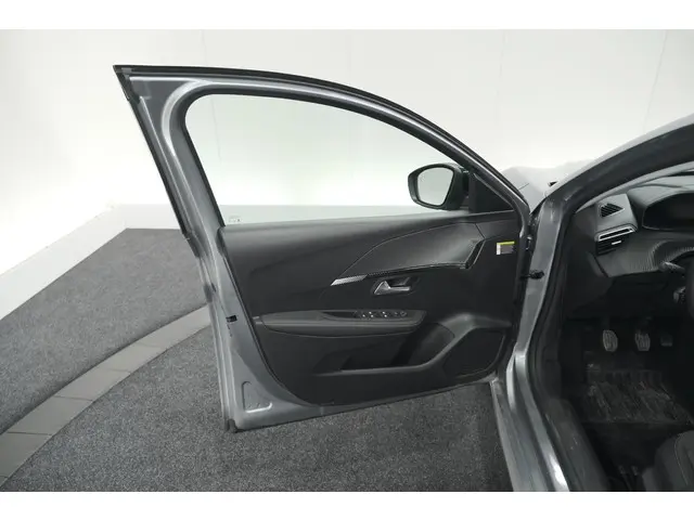 Peugeot 208 PureTech 100 Allure 2024 Benzine 64