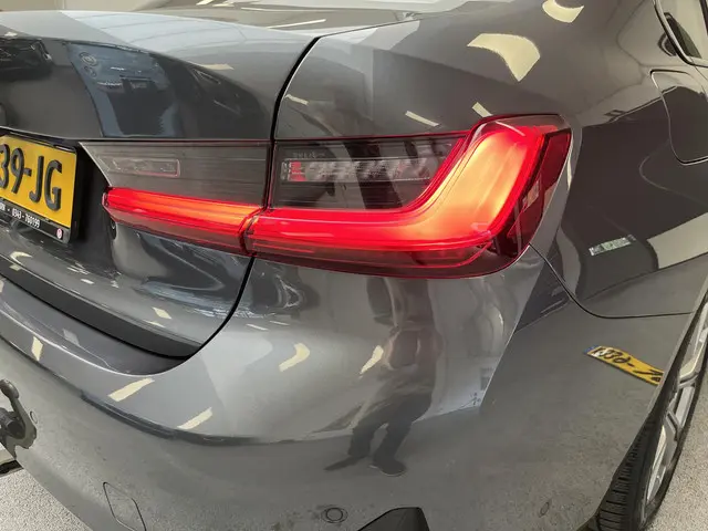 BMW 3 Serie 320i High Executive 2021 Benzine 43