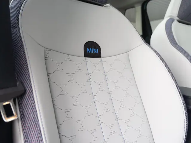 MINI 5-Deurs Cooper C 2025 Benzine 12