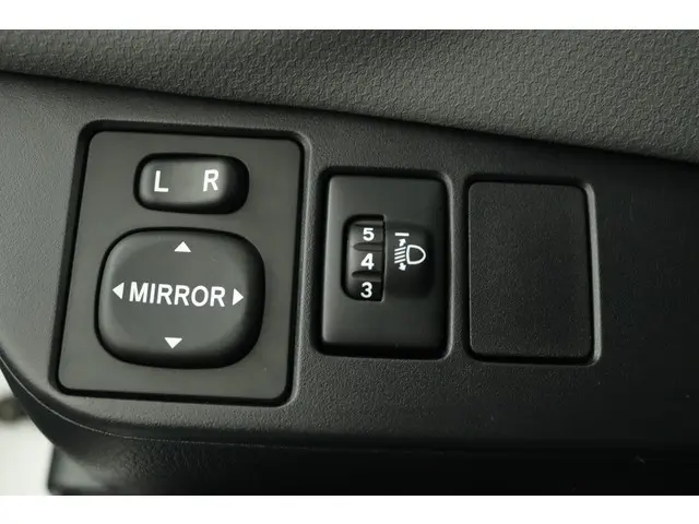 Toyota Yaris 1.5 Hybrid Aspiration 2015 Hybride Benzine 29