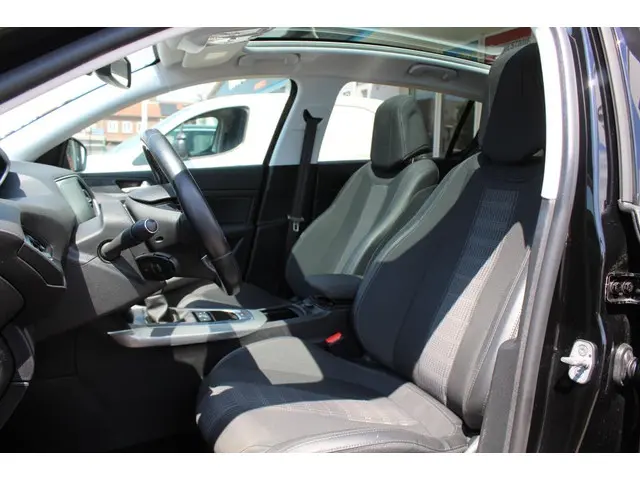 Peugeot 308 1.2 PureTech Allure 2018 Benzine 6