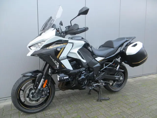 Kawasaki Versys 1100 S Tourer + 2025 Benzine 10