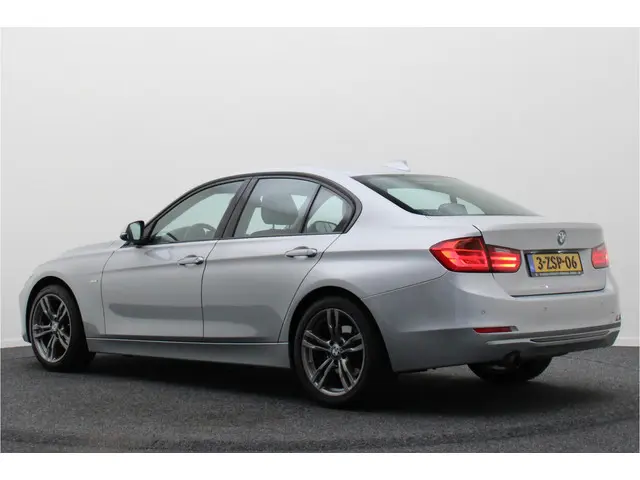 BMW 3 Serie 320i High Executive 2015 Benzine 3