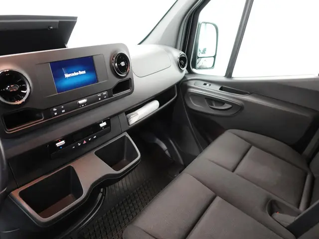 Mercedes-Benz Sprinter L2H2 2022 Diesel 24
