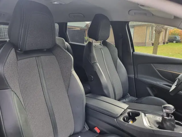 Peugeot 5008 1.2 PT Allure P.Bns 2022 Benzine 14