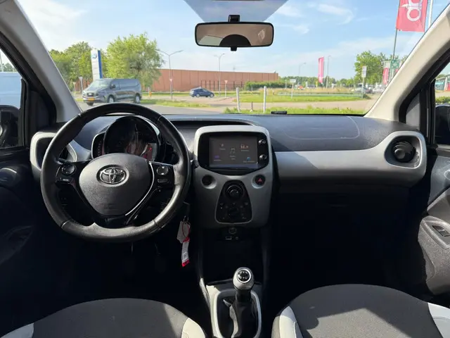 Toyota Aygo 1.0 VVT-i x-play 2015 Benzine 10