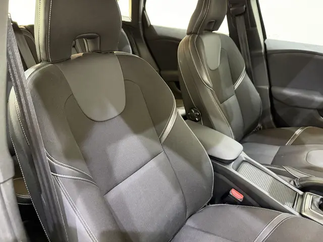 Volvo V40 V-40 1.6 T2 Momentum Navi 2014 Benzine 19