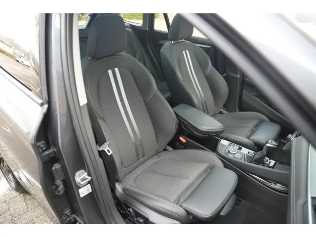 BMW X1 xDrive25e High Executive 2020 Hybride Benzine 18