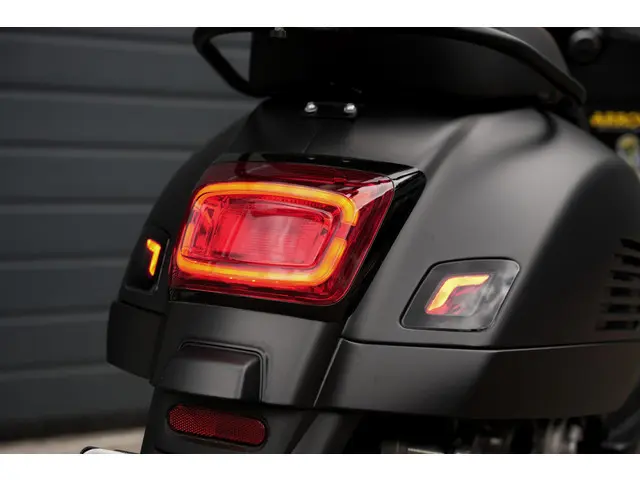 Vespa GTS 300 HPE Nieuw Mod Arrow 2024 2024 Benzine 14